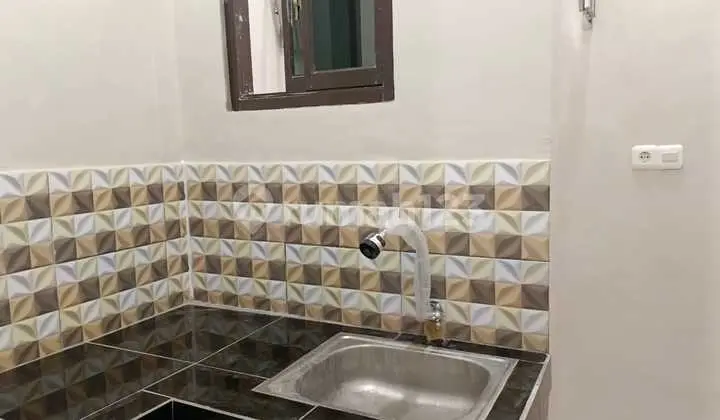 Di Jual, Bebas Banjir, Rumah, 2 Lantai, SHM, Dekat MRT