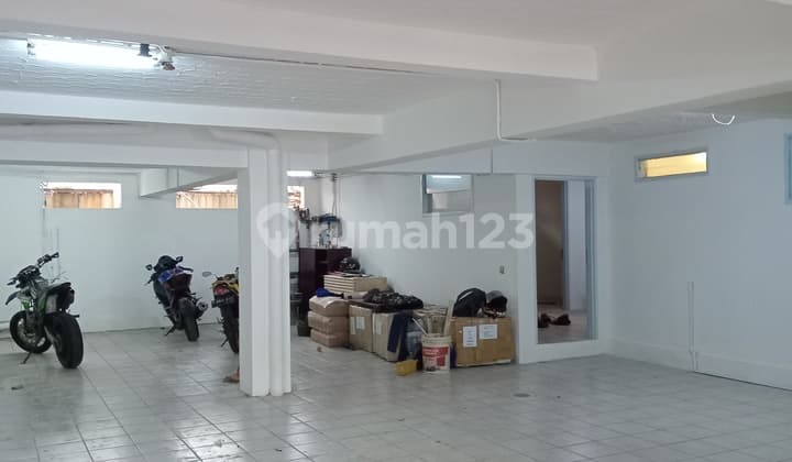 Rumah Bagus di Kontrakan, Pondok Indah, Jakarta