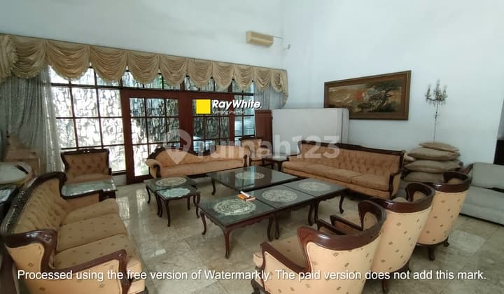 Rumah Bagus Semi Furnished SHM Menteng, Jakarta Pusat