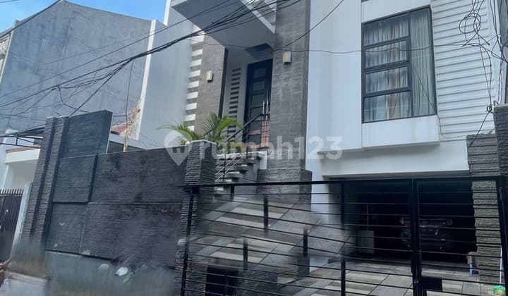Rumah Minimalis Semi Furnished di Jelambar