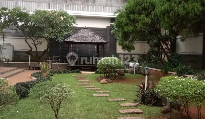 Rumah Mewah Dekat Mall Central Park