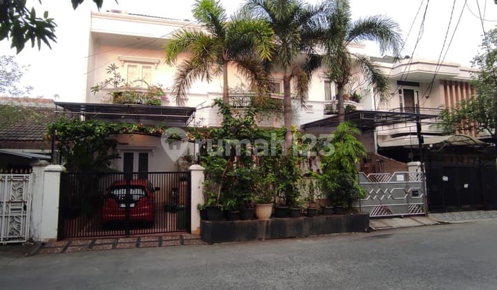 Rumah sunter 210m2 jalan 3 mobil, sangat nyaman
