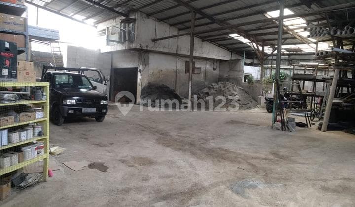 Tempat Usaha Yang Luas Pinggir Jalan Raya Beserta Rumah 2 lantai yang Nyaman Dihuni .Lokasi cocok untk showroom, Lapangan / Tempat Olahraga ,Toko Bangunan