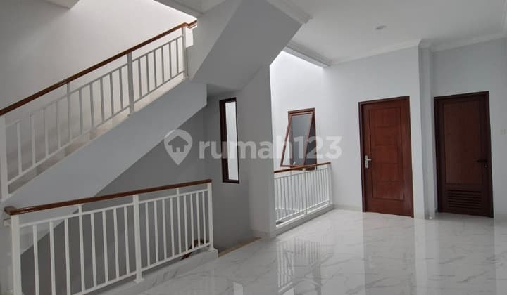 Rumah Baru Dalam Cluster 3 Lantai Lokasi Di Tb Simatupang