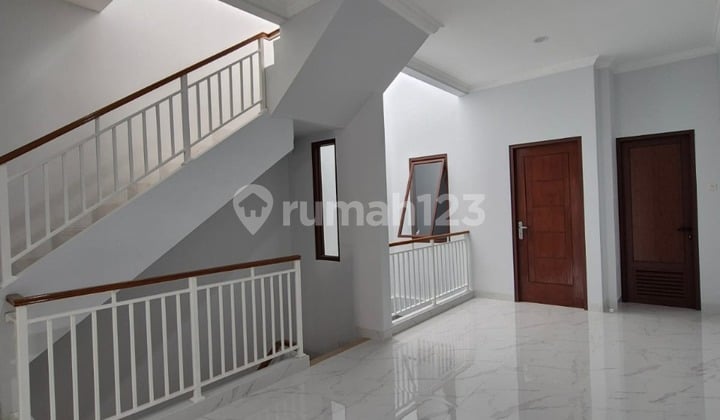 Rumah Baru Dalam Cluster 3 Lantai Lokasi Di Tb Simatupang