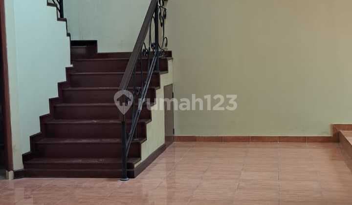 Disewakan Rumah Bagus 2Lantai Dalam Komplek di Cinere Depok