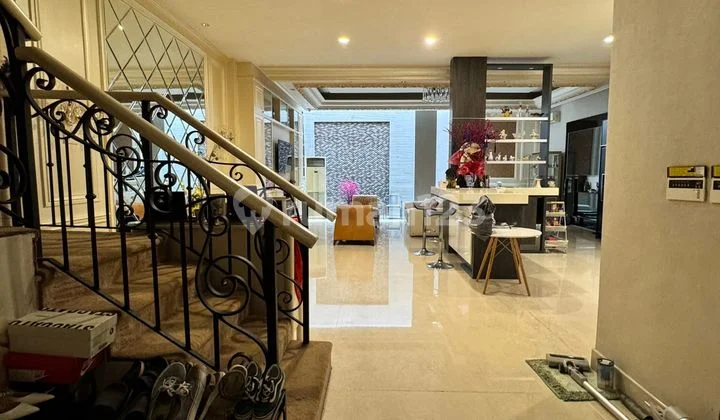 Dijual Rumah Pik Crown Golf Boulevard View Danau Siap Huni