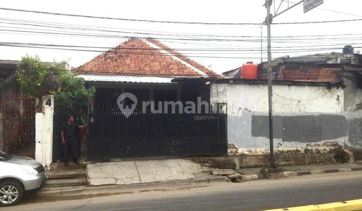 Rumah Tua Hitung Tanahnya Saja di Jalan Raya Tambak Pegangsaan