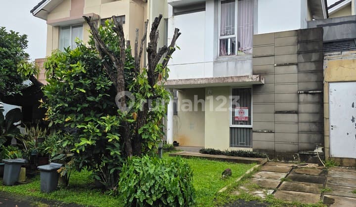 2-Story House with 4+1 Bedrooms in Super Strategic Location The Icon - Bsd City