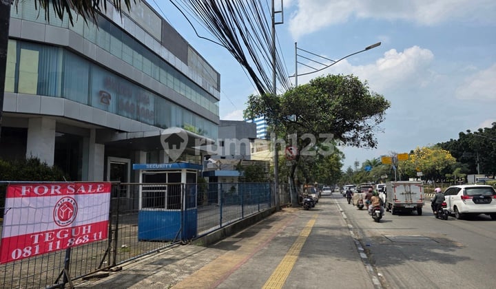 Gedung Ex Dealer Mobil di Jalan Raya Gunung Sahari - Jakarta Utara