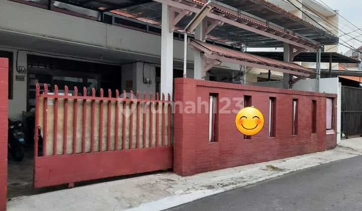 DI RUMAH KOST JLN. BENDA KELURAHAN PULO, KEBAYORAN BARU, JAKARTA SELATAN