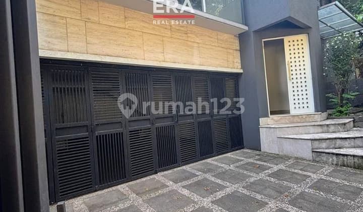 Dijual Rumah With Pool Dekat dengan Akses Tol di Cipete