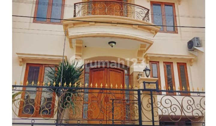 3.5-Story House on Cakalang Street, Rawamangun (El)