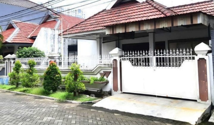 Rumah Manyar Kartika Strategis, Garasi 2, Carport 1, Taman Belakang Rumah Manyar Kartika Strategis, Garasi 2, Carport 1, Taman Belakang