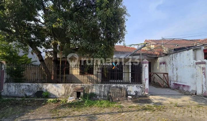 House in Klampis Semolo East, Strategic Location House in Klampis Semolo East, Strategic Location