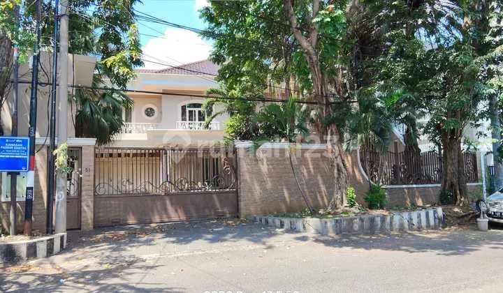 Rent a Commercial Building House in Downtown Surabaya Rent a Commercial Building House in Downtown Surabaya