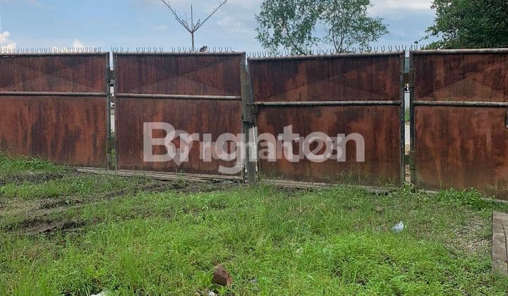 Tanah pinggir Sungai Mahakam Akses kontener