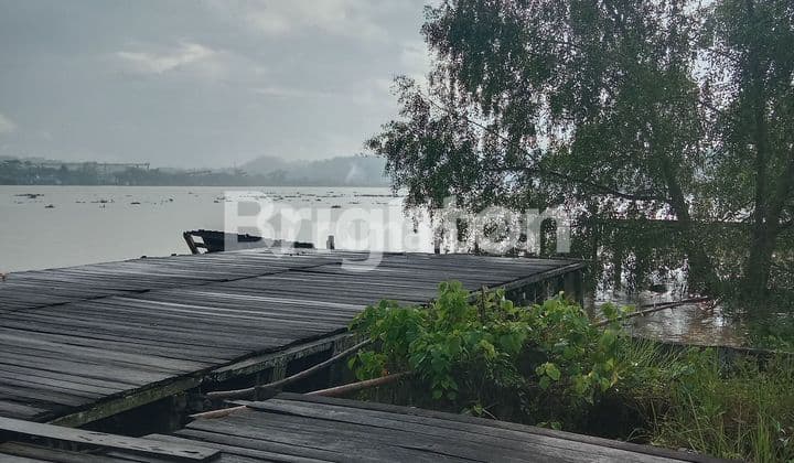 Tanah Pinggir Sungai Mahakam
