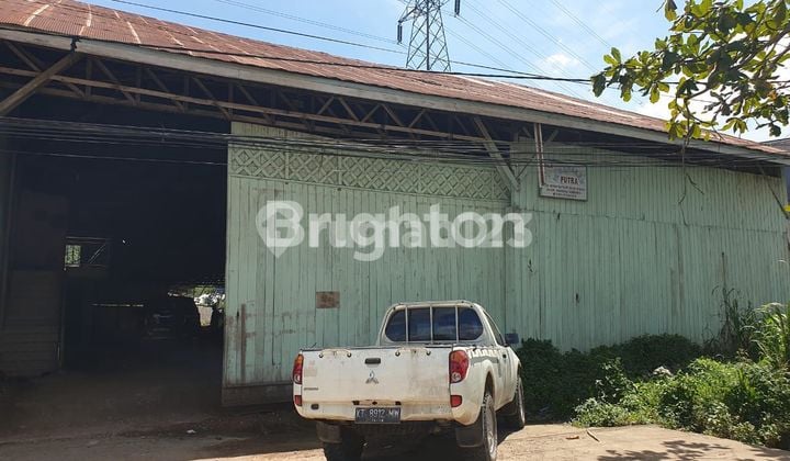 Gudang pinggir jalan raya siap pakai