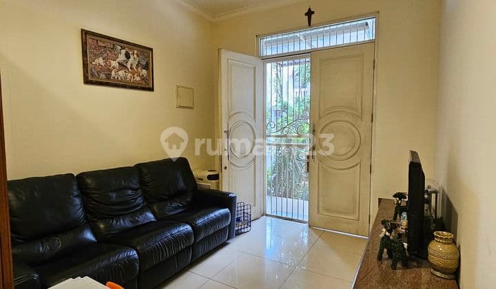 2-Story House in Greenlake City, Europe Cluster