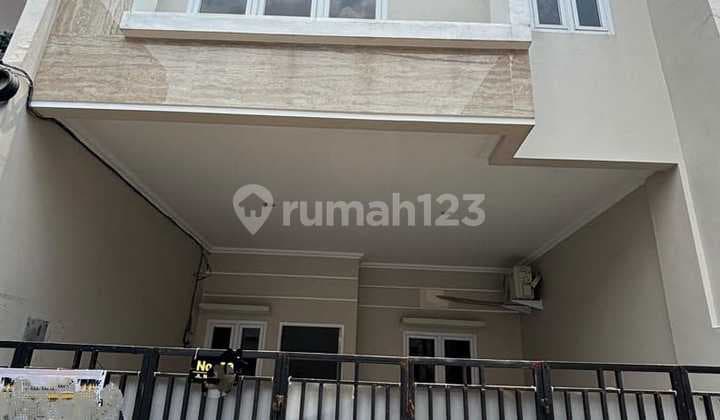 Dijual Rumah 3 Lt, Daerah Tanjung Duren