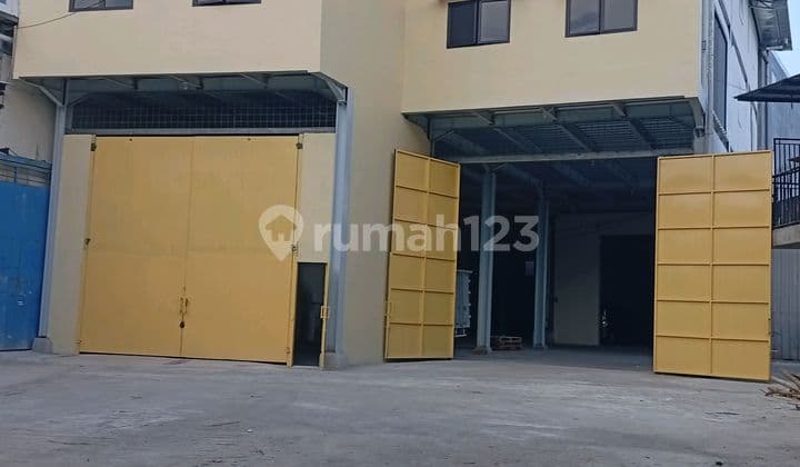 A large warehouse of 3 floors, affordable & strategically located for rent in the Daan Mogot area (West Jakarta).