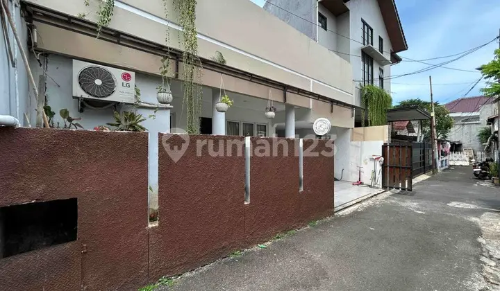 Rumah Lokasi Tenang, Dgn Layout Luas dan Siap Huni