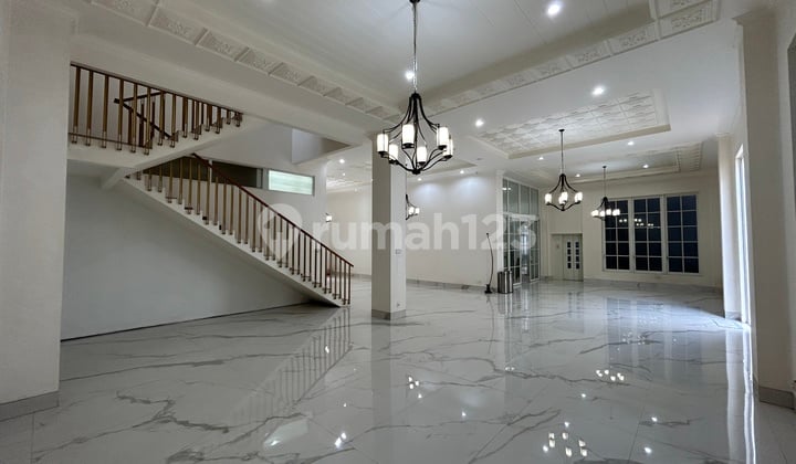 Rumah Mewah Brand New Disewakan Parkir Luas Ada Lift