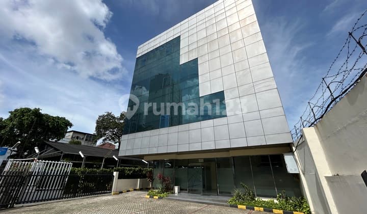 Gedung Siap Pakai Baru Renovasi | 4 Lantai + Rooftop | Halaman Parkir Luas | Cawang Jatinegara