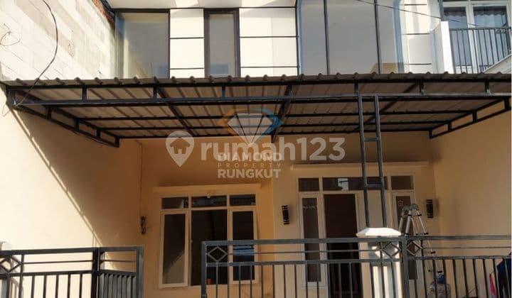 Di Rumah Bumi Wonorejo Asri Rungkut - Surabaya, Surabaya