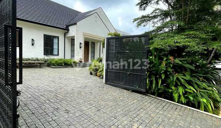 Rumah Mewah Lokasi Tenang dengan Kolam Renang Selong