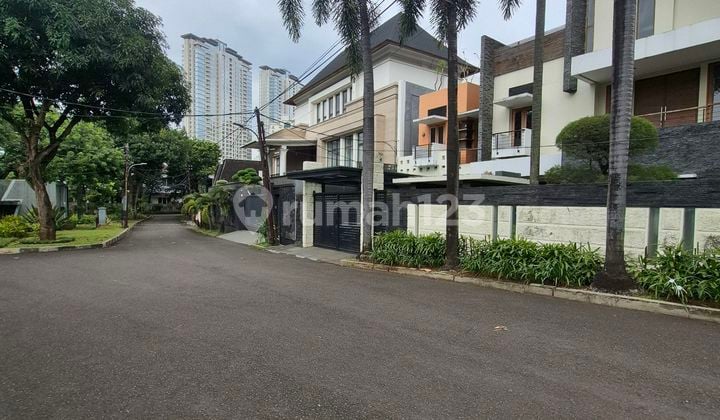 Rumah 2 Lantai dengan Rooftop dan Kolam Rengan Dekat Senayan Dalam Komplek