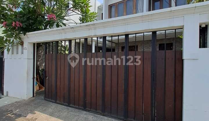 Rumah Modern Minimalis dengan Kolam Renang Kemang