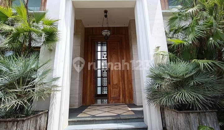 Rumah Semi Furnished Bagus Di Jl. Emesde C, Kemang Disewakan