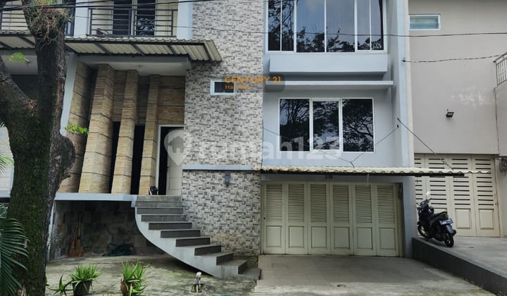 Rumah Bagus 3 Lantai Siap Pakai Furnished Siap Huni Di Simpruk, Lippo Cikarang, Cikarang