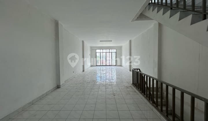 Dijual Ruko 3 Lantai Srengseng Raya Kembangan Strategis Ramai Parkir Luas
