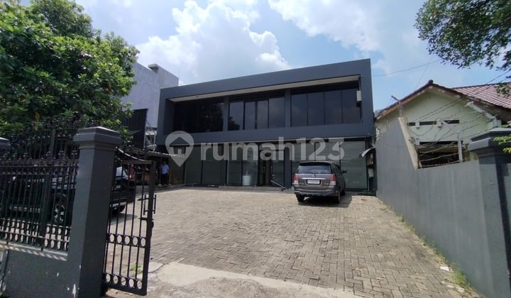 Di Jual Cepat Bagunan Gedung 2 Lantai Hada ke Jalan Raya