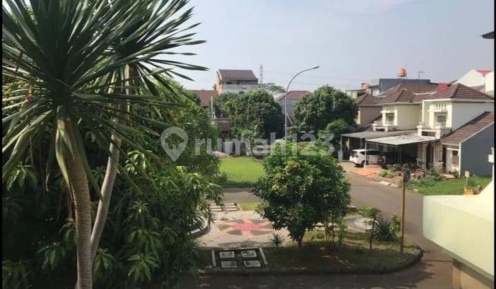 Rumah Cantik 2 Lantai Siap Huni Depan Taman