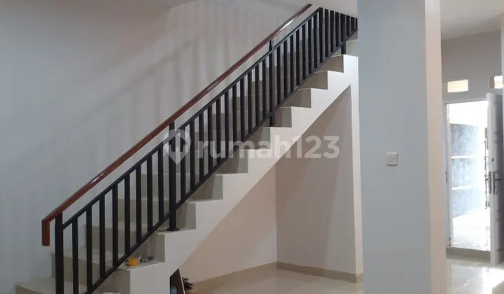 Rumah 2 Lantai Dalam Komplek