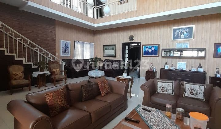 Rumah Asri 2 Lantai Lokasi Premium Di Tengah Kota