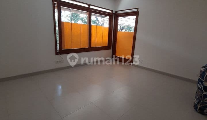 Ruang Usaha Diperuntukan Untuk Kantor Sayap Dago