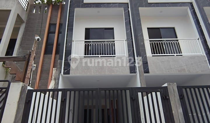 Rumah Bagus Baru Akses 3 Mobil Harga 2 M An