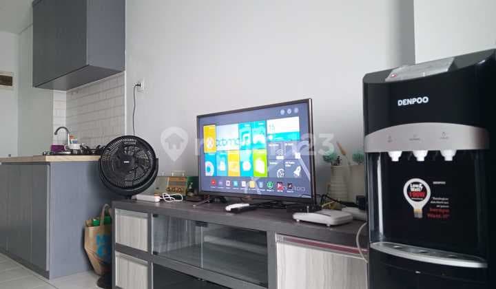 Disewakan 2 BR Apartemen Dekat Stasiun Lengkap Siap Huni Fully Furnished
