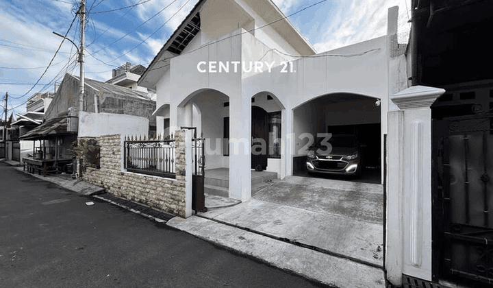 For rent, a strategic house at an attractive price in Pesanggrahan.