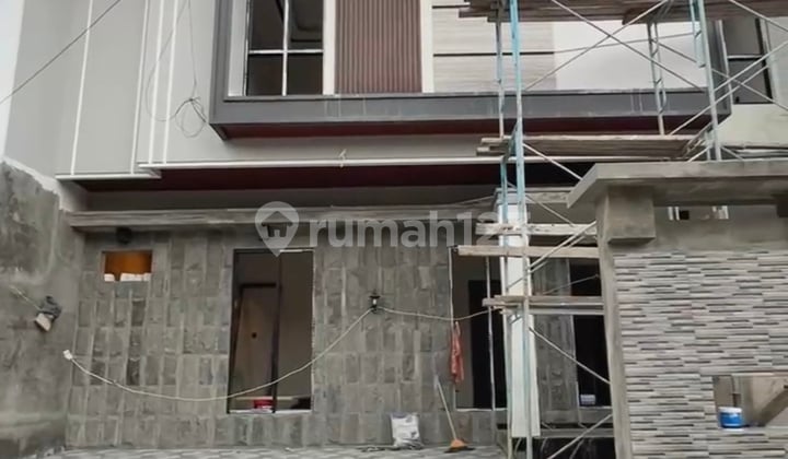 For Sale in Manyar New House Row 3 Cars Near Pakuwon City
