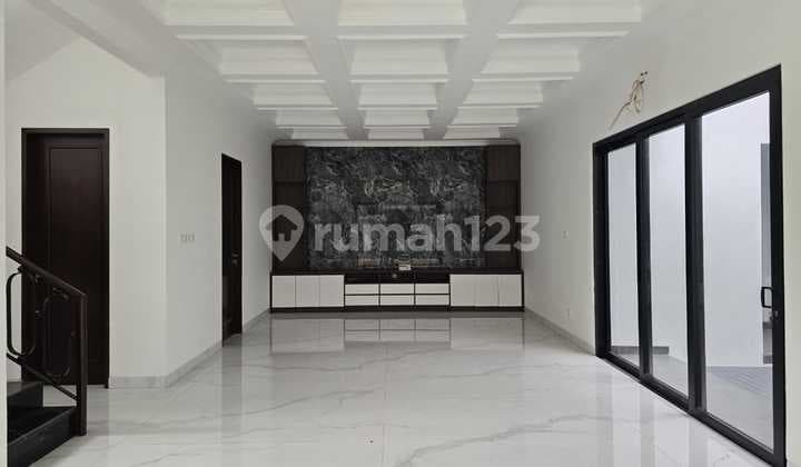 Rumah Mewah, ********