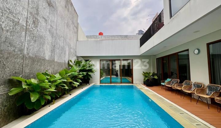 Rumah Bagus dengan Swimming Pool di Bintaro Sektor 3, Tangsel