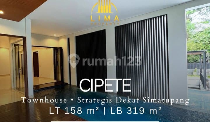 Townhouse Eksklusif 3 Lantai Private Pool & Carport Luas