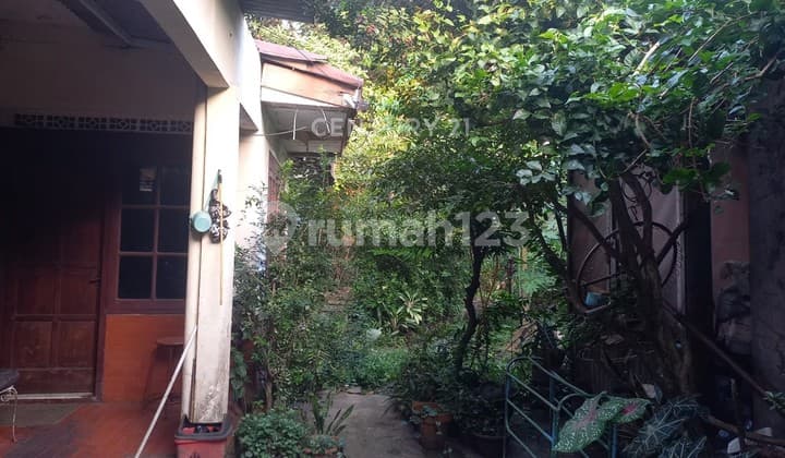 Old House for Sale in Tanah Kusir, South Jakarta