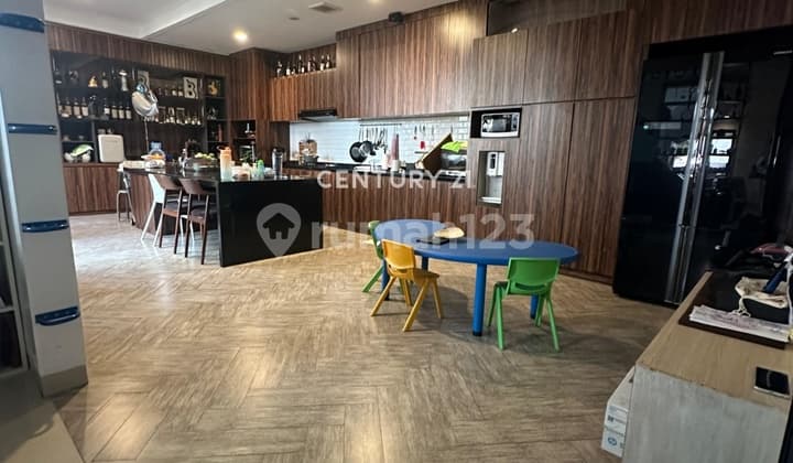 Dijual Rumah Dua Lantai Hook di Jakarta Selatan